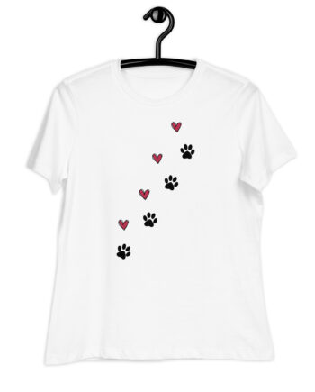 camiseta de pisadas de perro y corazones
